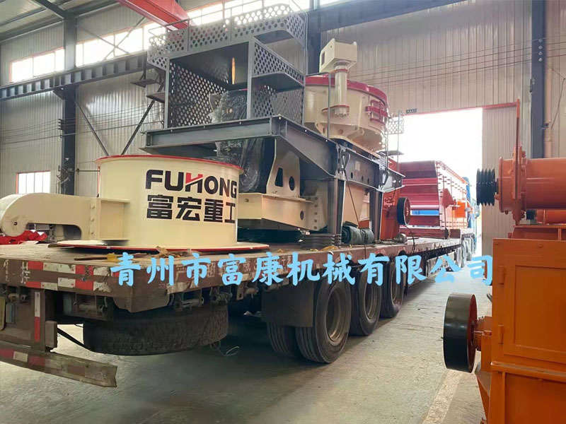 移動(dòng)破碎機(jī)廠(chǎng)家制砂設(shè)備發(fā)貨現(xiàn)場(chǎng)
